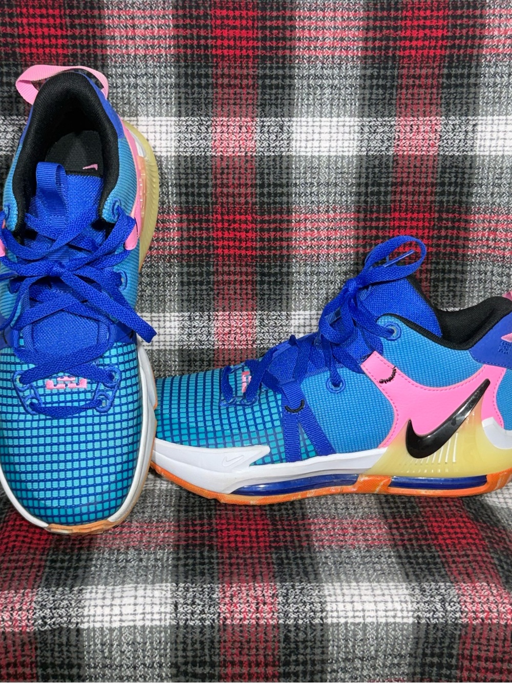 Nike Lebron Witness 7 Girls Basketball Shoes Sz 4Y Never worn outside!
